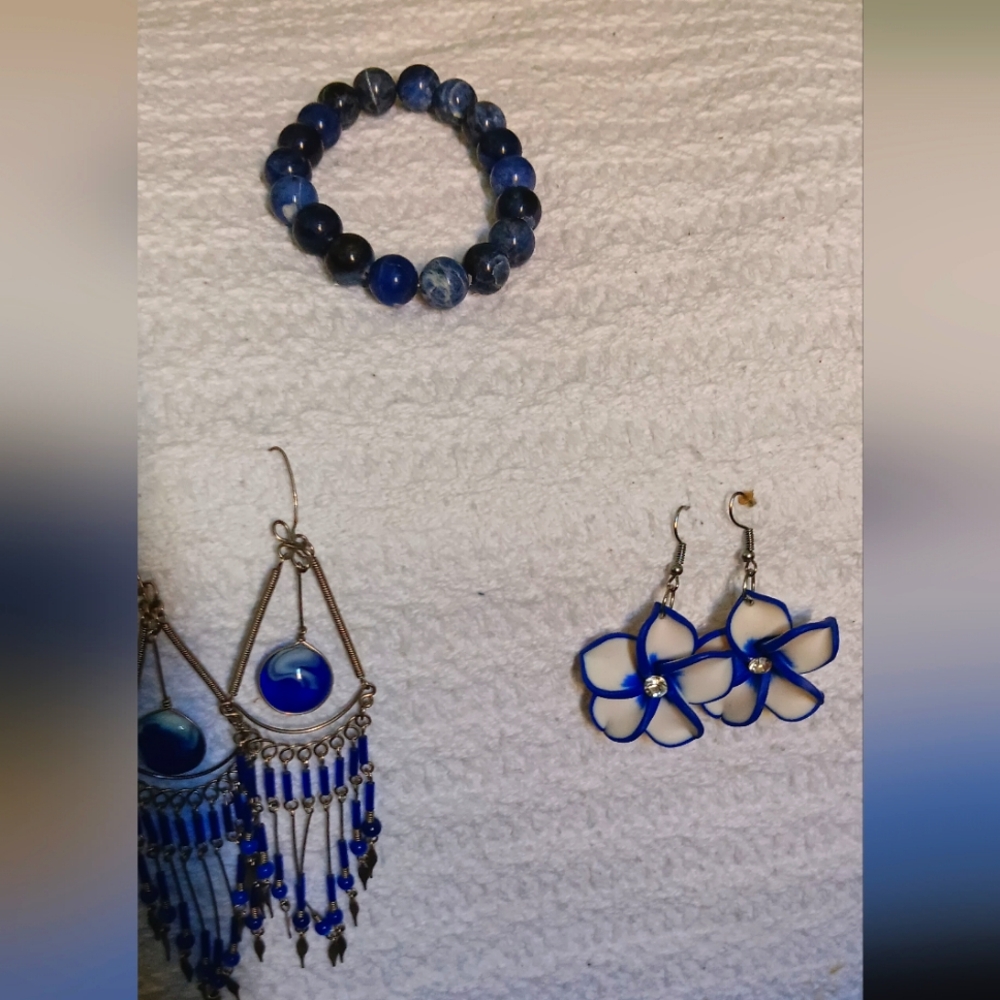 Set of blue earrings and bracelet